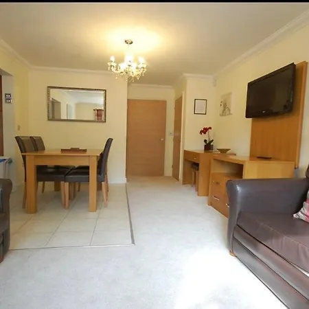 2 Bed Apartment, Walk To Beach, Parking, High Speed Wifi-3